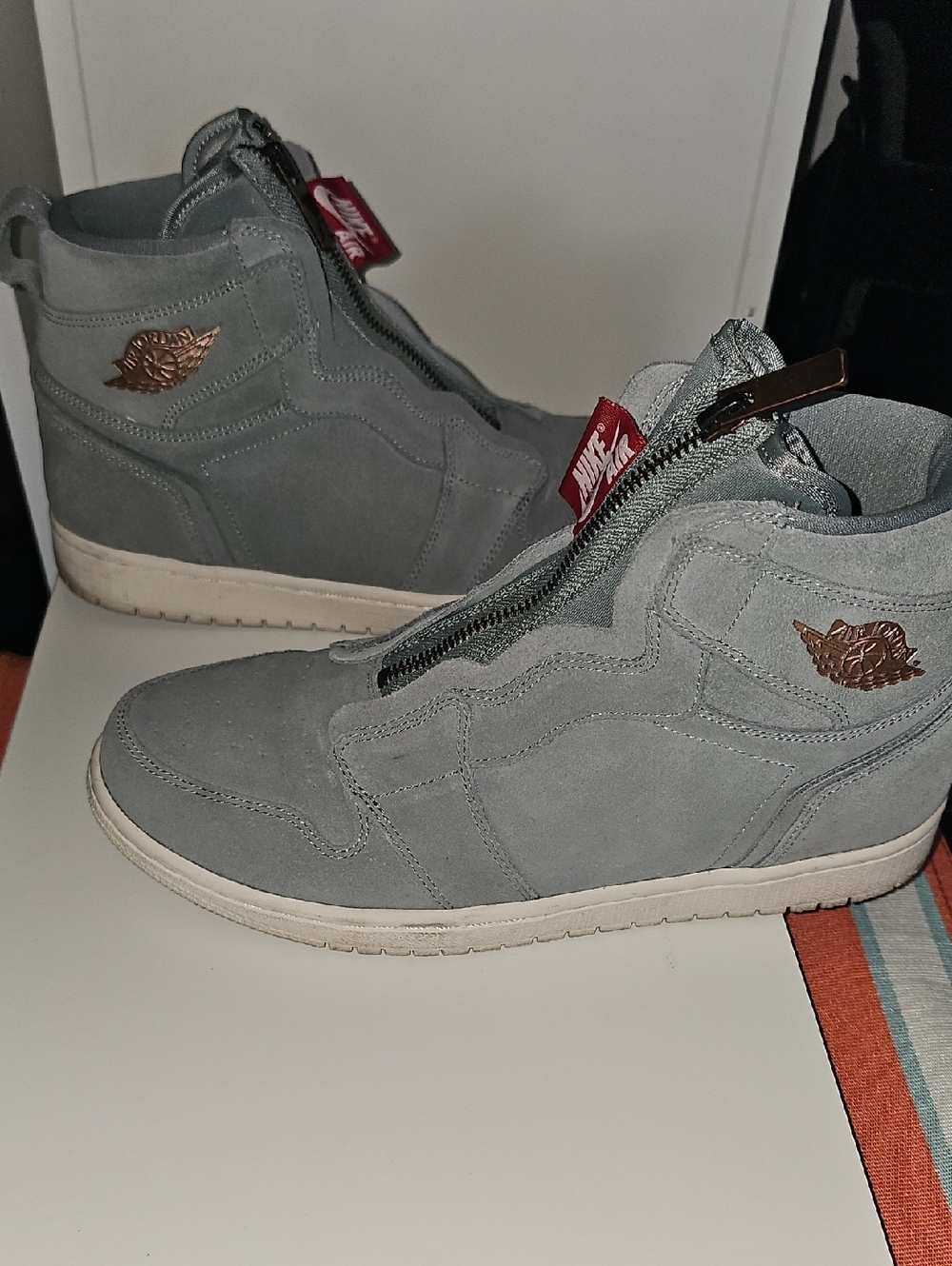 Nike Womena Gray Suede Zip-Front High-Top Sneakers